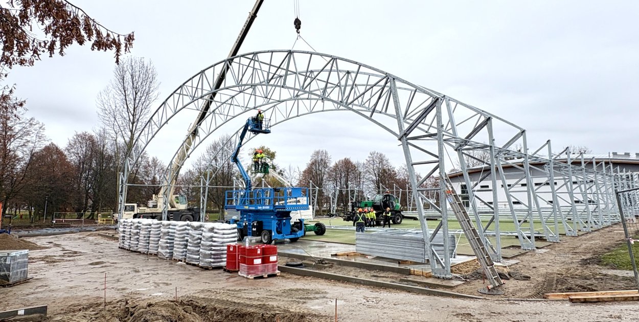 fot. Marcin Szydlik / Postępująca budowa zadaszenia boiska ZST w Szczecinku – nowy etap inwestycji.