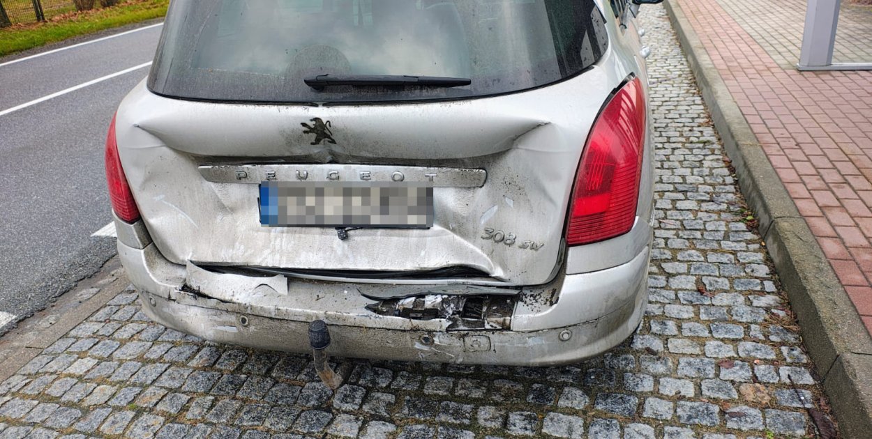 fot. MG / Chwila nieuwagi na DK20 i BMW ląduje w tylnym zderzaku Peugeota.