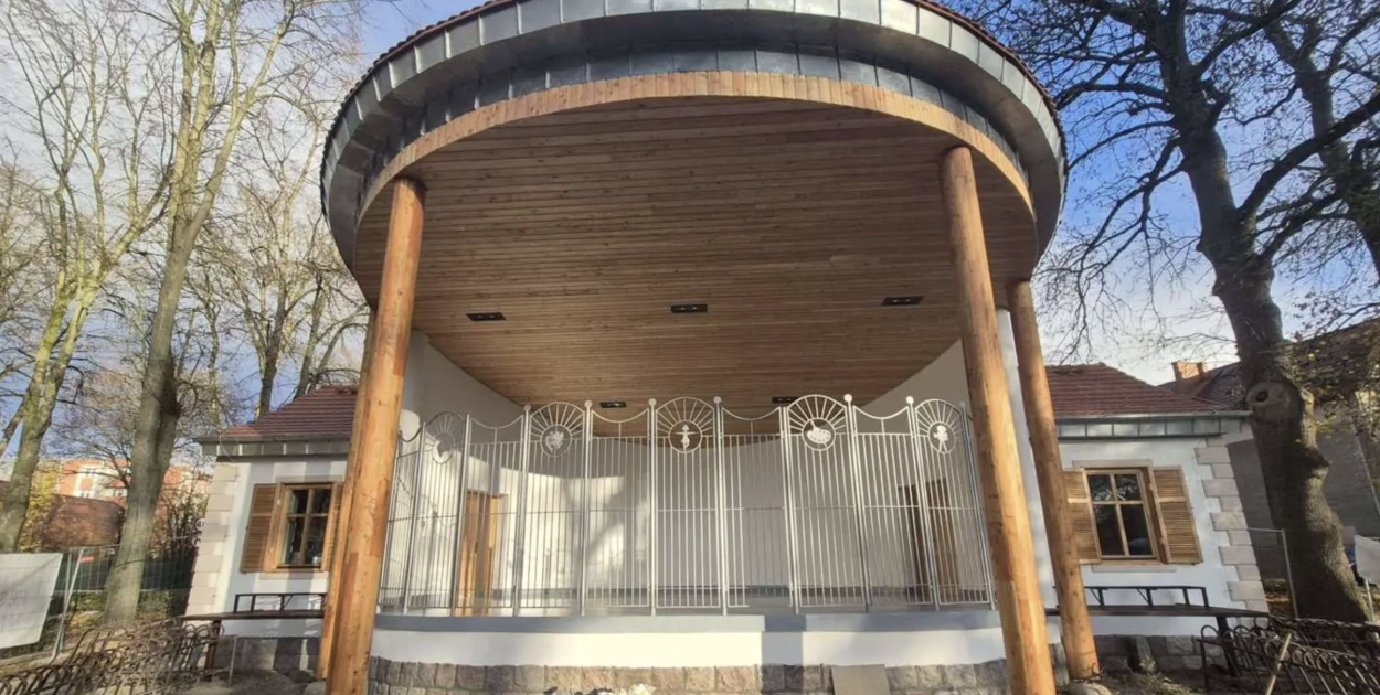 fot. UM Szczecinek / Szczecinek odzyskuje muszlę koncertową. Remont zakończony – wiosną wracają koncerty.