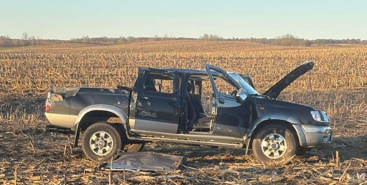 fot. MG / Dachowanie pickupa na trasie Łubowo – Borne Sulinowo. Jedna osoba trafiła do szpitala.