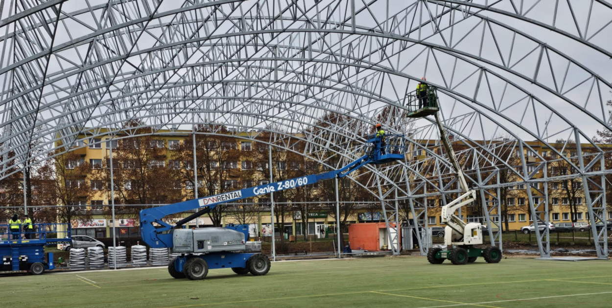 fot. Piotr Rozmus / Postępy prac przy nowym boisku ZST w Szczecinku – inwestycja szybko nabiera kształtu.