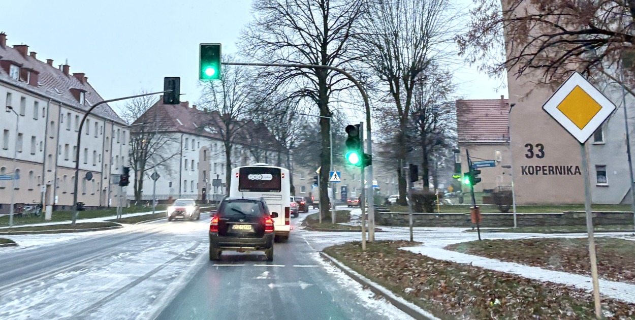 fot. iszczecinek.pl / Korki na Cieślaka w Szczecinku po ponownym uruchomieniu sygnalizacji świetlnej.