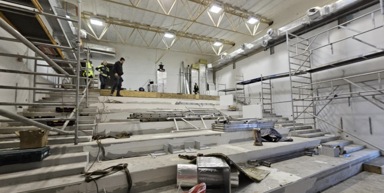 fot. Piotr Rozmus / Metamorfoza starej sali w Szczecinku nabiera tempa – nowoczesna przestrzeń szkoleniowa rośnie.