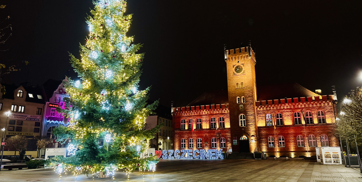 fot. Marcin Szydlik / Świąteczny Szczecinek rozświetlony choinką i iluminacjami w centrum miasta.  Post do social mediów: