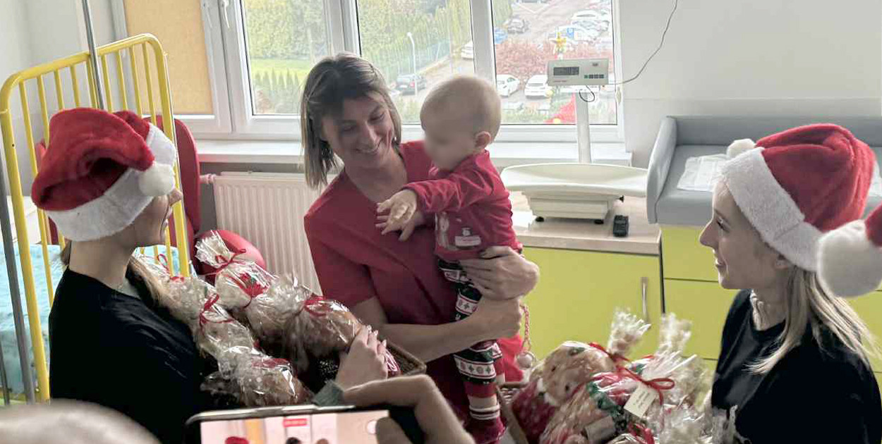 fot. Kamil Biegański / Świąteczna akcja młodzieży z ZST w szpitalu w Szczecinku – prezenty, pierniki i pluszaki.