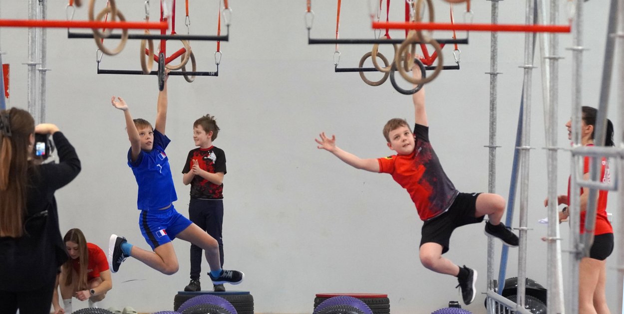 fot. Magdalena Michalska / Sportowe Mikołajki w Szczecinku – młodzi zawodnicy rywalizują na torze Ninja.