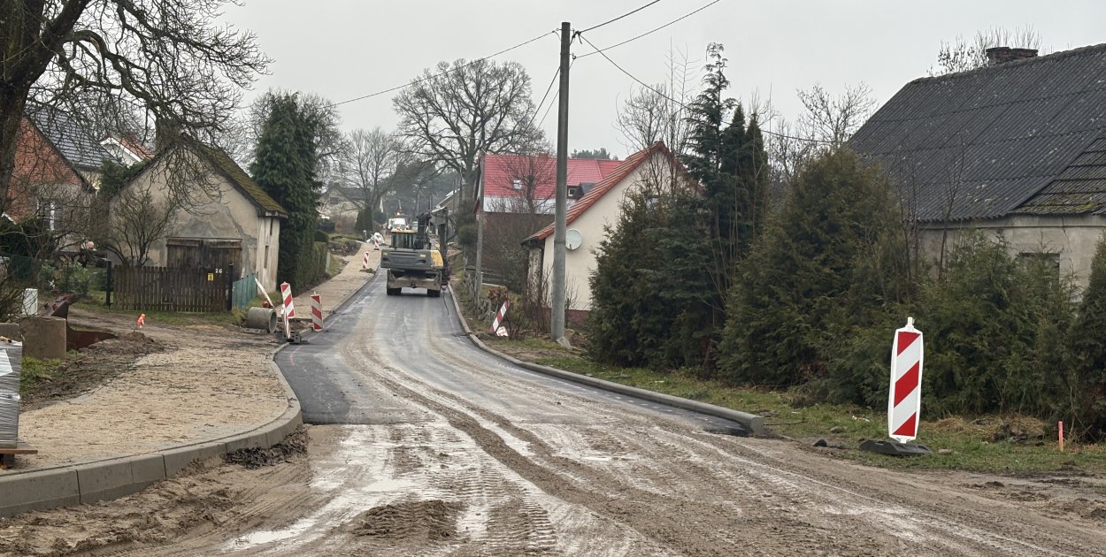 fot. iszczecinek.pl / Pierwsza warstwa asfaltu w Sporem – inwestycja wchodzi w widoczny etap prac.
