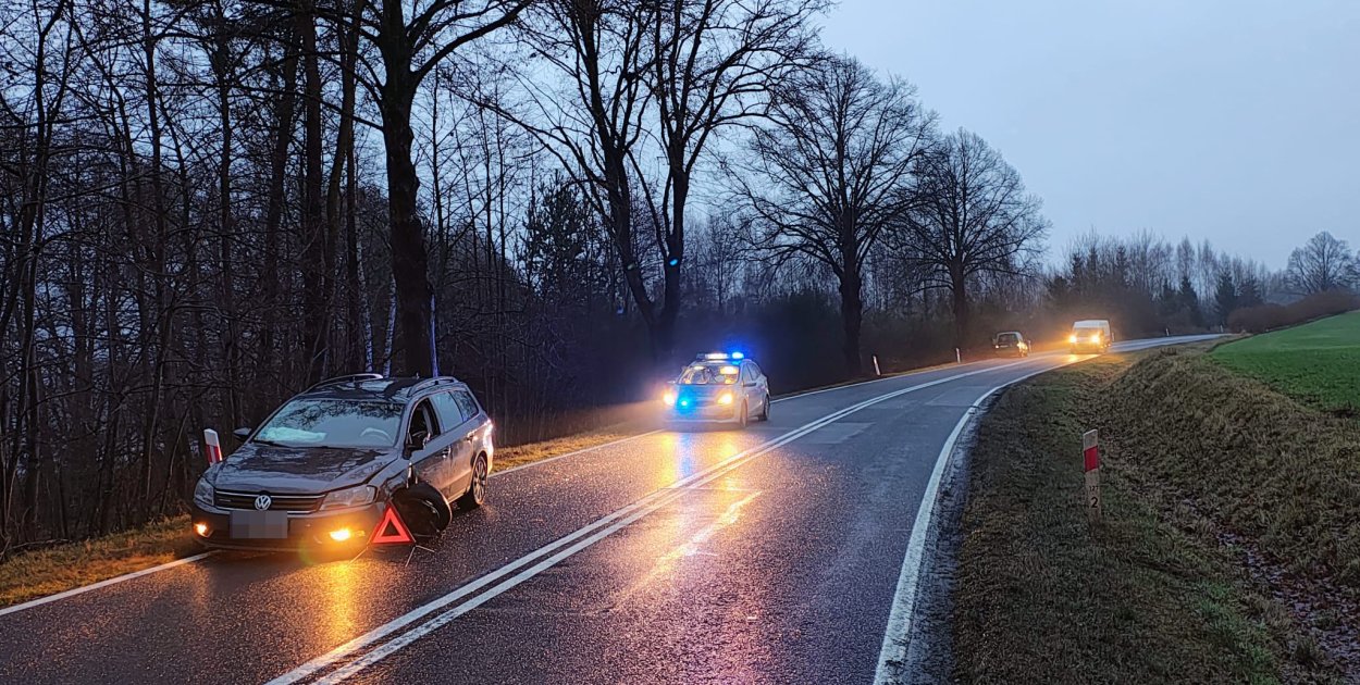 fot. MG / Groźna kolizja podczas wyprzedzania ciężarówki na DK20 pod Przyjezierzem.