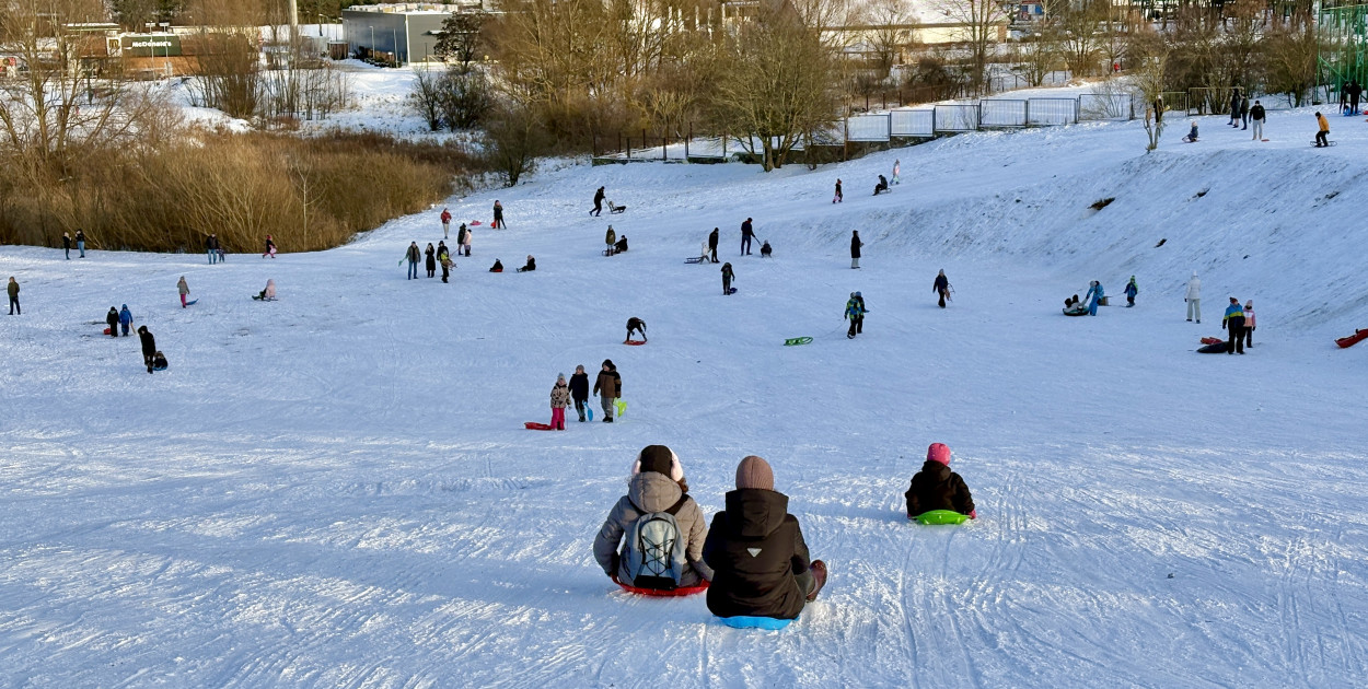 fot. iszczecinek.pl / Zima wróciła do Szczecinka. Górka Rynkowa znów przyciąga całe rodziny.