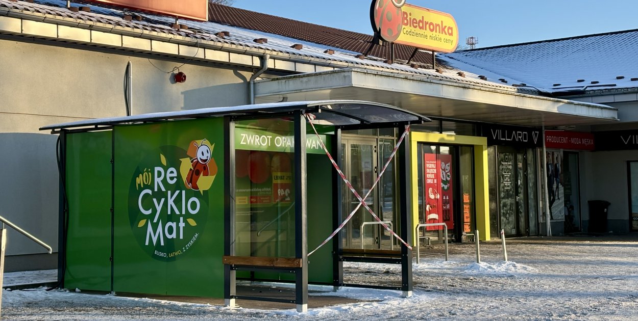 fot. iszczecinek.pl / Nowość przy Biedronce na Narutowicza w Szczecinku. Wkrótce ruszy recyklomat do zwrotu butelek i puszek.
