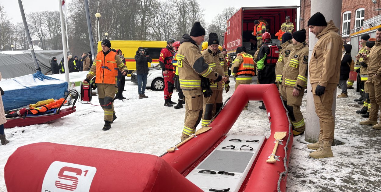 fot. iszczecinek.pl / Ćwiczenia ratownicze nad Jeziorem Trzesiecko w Szczecinku pokazują, jak groźny bywa lód.