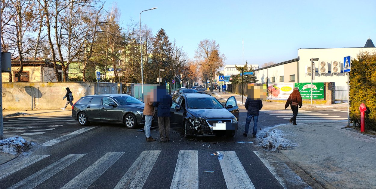 Groźnie wyglądało, skończyło się na stratach. Kolizja na skrzyżowaniu