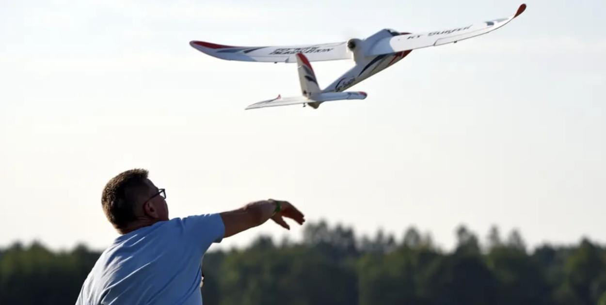 Piotr Pindral. Gdy dzieci uczą się latać – choć stoją twardo na ziemi