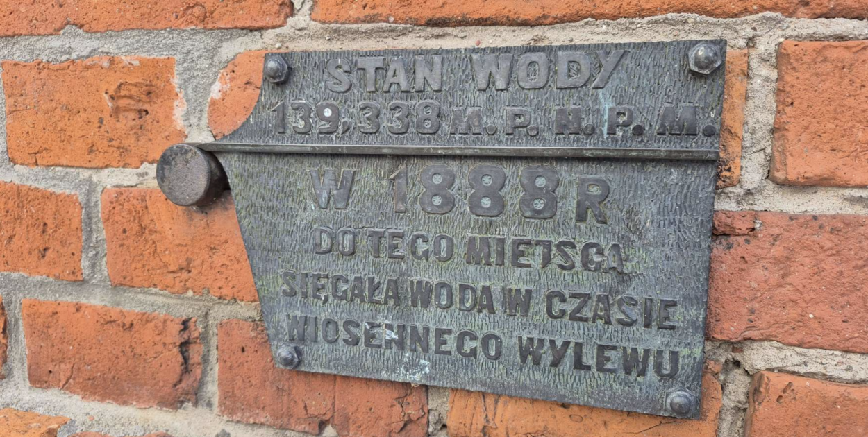 Mit wielkiej powodzi w Szczecinku obalony! Tabliczka na ratuszu z błędem