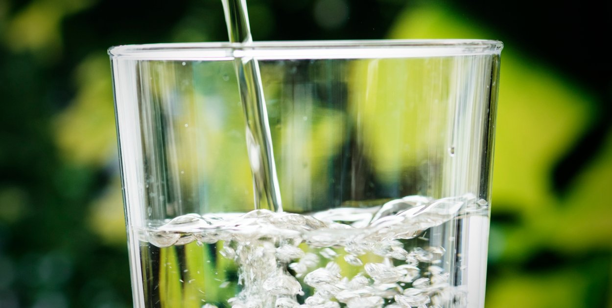Czy warto filtrować wodę z kranu? Filtracja vs. kupowanie wody butelkowanej