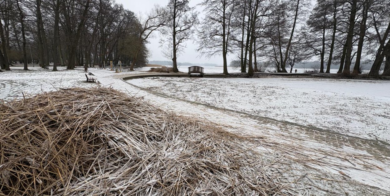Lód pomaga, a nie przeszkadza. Prace na Trzesiecku trwają