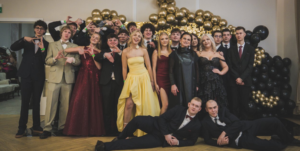 Kolejne klasy Ekonomika bawią się na studniówce [ZDJĘCIA, WIDEO]