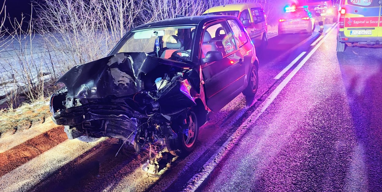 Nocny wypadek pod Szczecinkiem. Auto uderzyło w drzewo