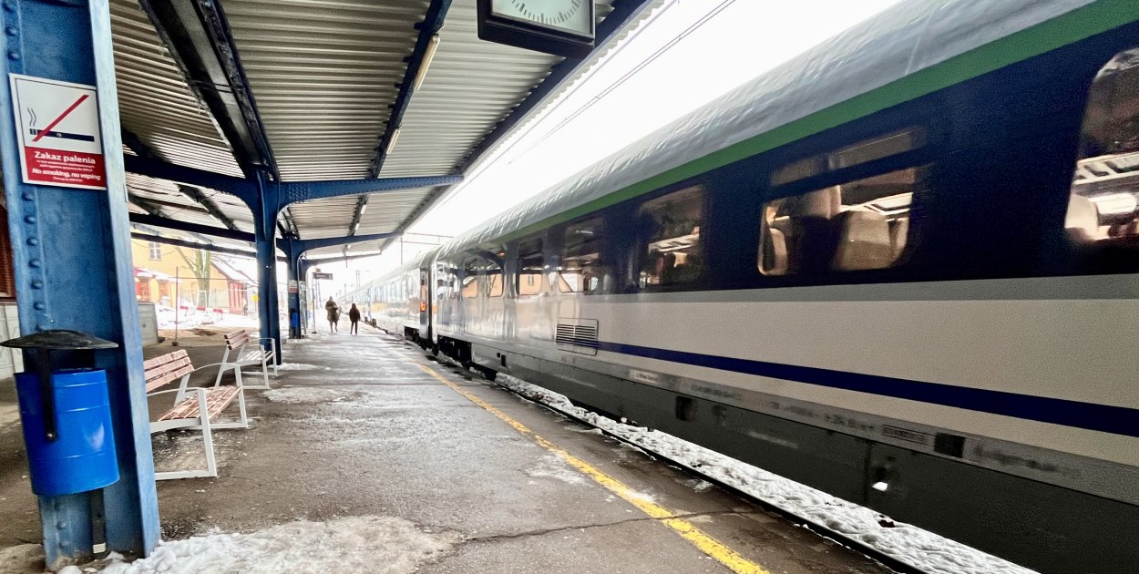 Oblodzenie sieci trakcyjnej. Opóźnione i odwołane pociągi