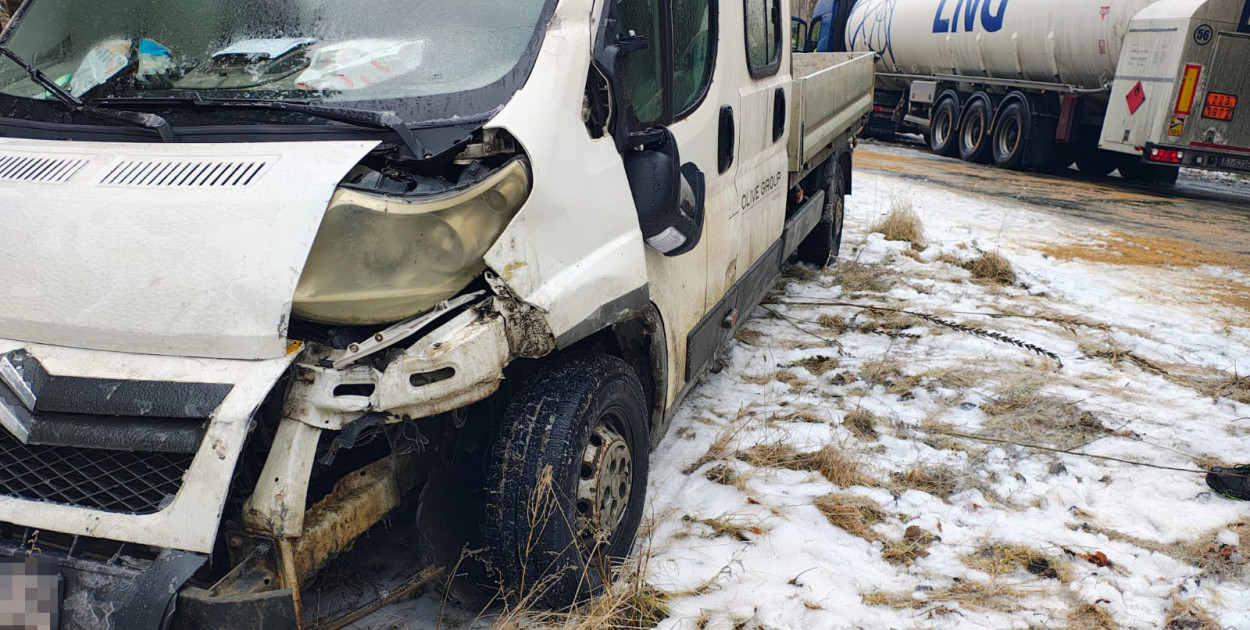 Bus uderzył w cysternę na oblodzonej drodze