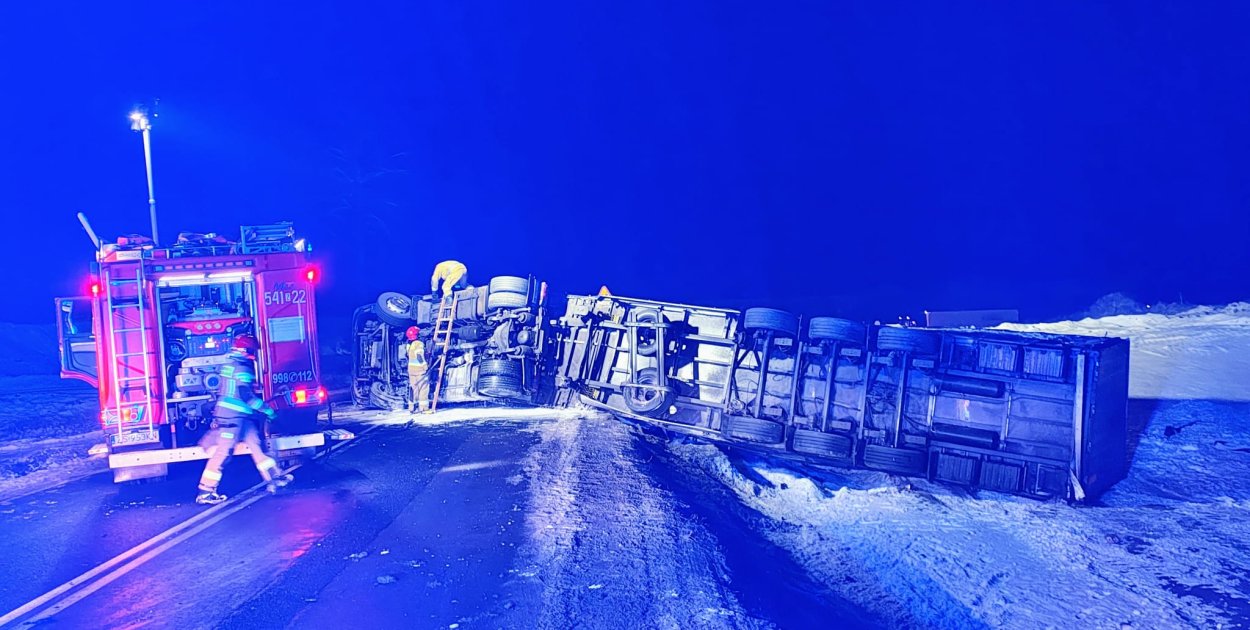 DK11 zablokowana! Przewrócona ciężarówka, ruch wstrzymany, objazdy.