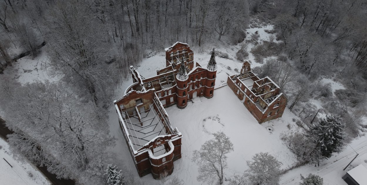 Ruiny pałacu w Juchowie zabezpieczone. Zobacz, co udało się uratować