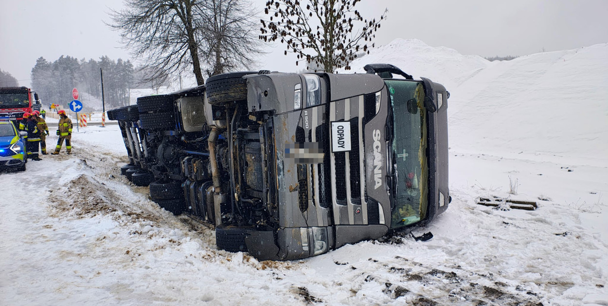 Oblodzona „jedenastka” zebrała żniwo. Poranne kolizje