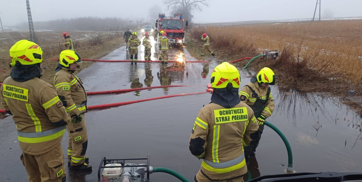 Nagłe ocieplenie. Woda zalewa drogi i posesje