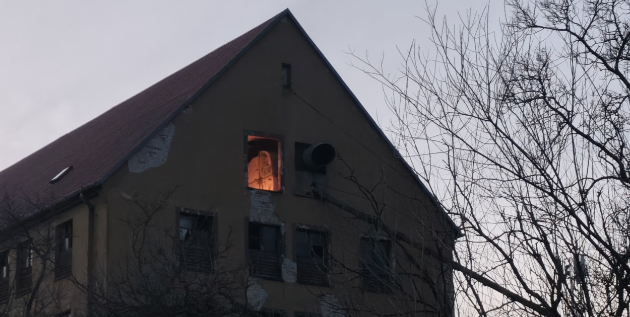 Ognisko na poddaszu. Musiała interweniować straż pożarna