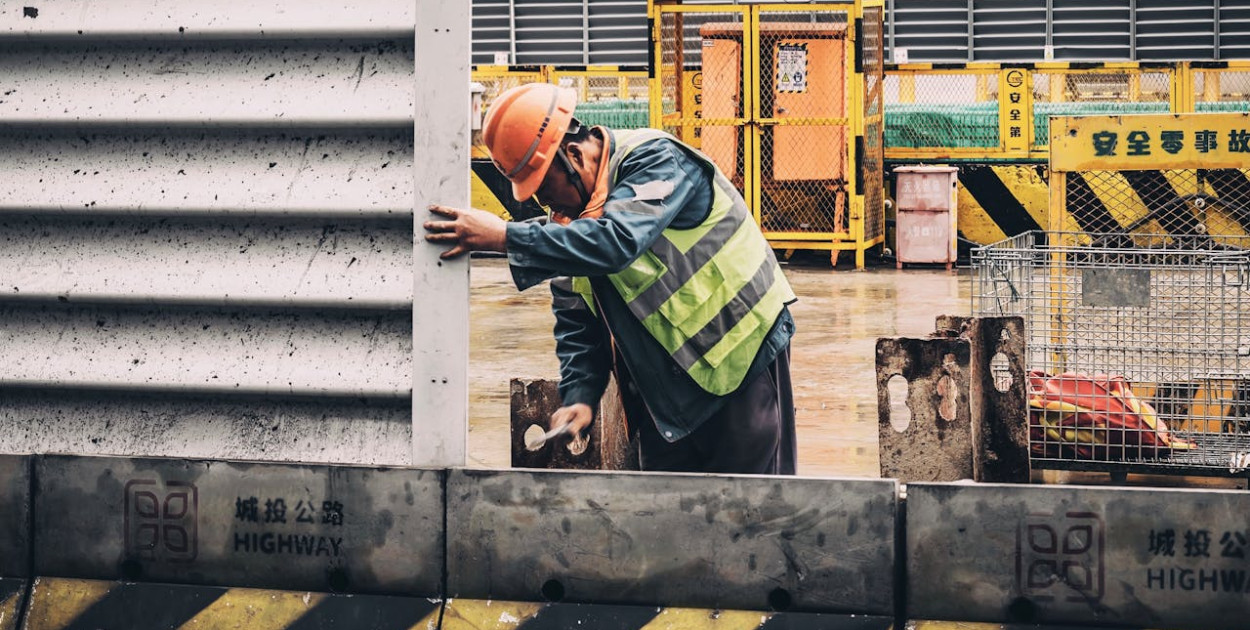 Nowoczesne technologie wykańczania metali – kiedy warto zastosować obróbkę elektro