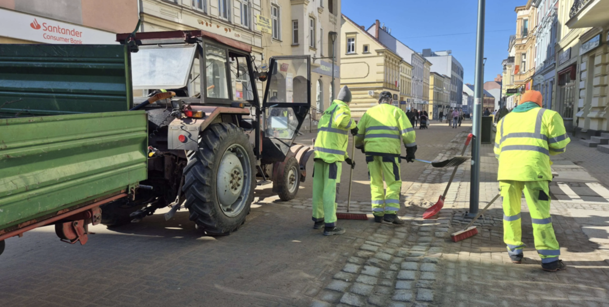 Szczecinek sprząta po zimie. Z ulic trzeba usunąć setki ton piachu