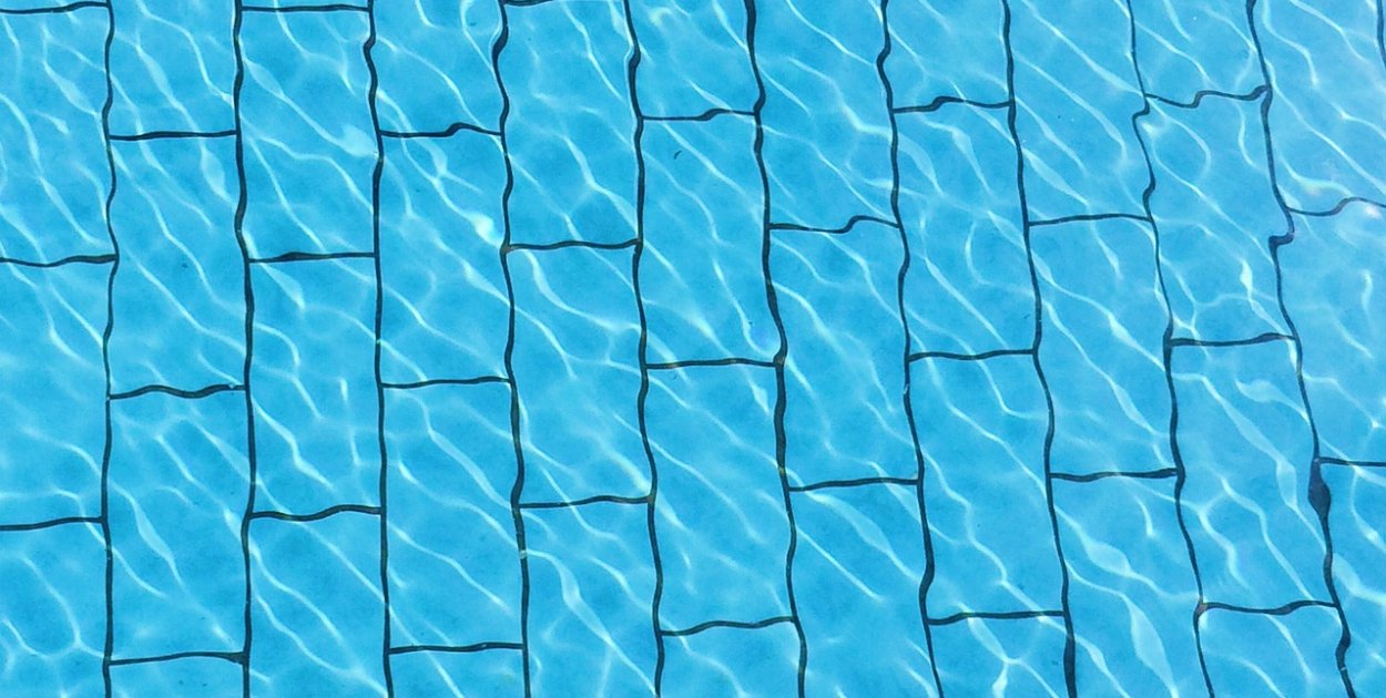 Dezynfekcja tlenowa – jak skutecznie i bezpiecznie utrzymać czystą wodę w basenie?