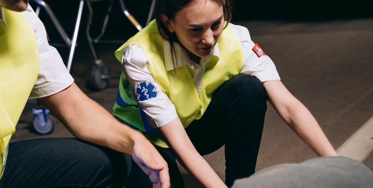 Nie bój się ratować! Jak przełamać barierę strachu przed udzieleniem pomocy przedm