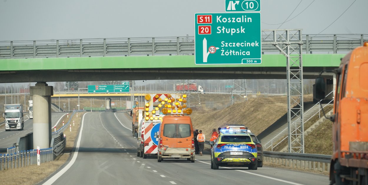 Koparka zahaczyła o wiadukt na S11. Utrudnienia w ruchu