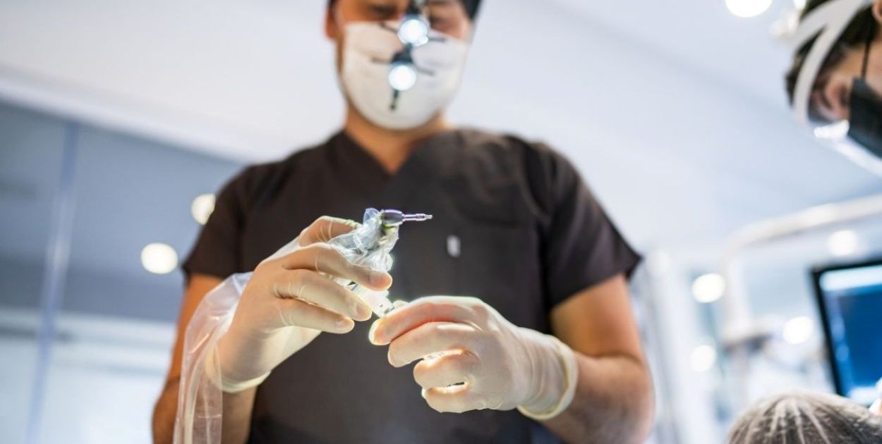 Krzywe zęby to nie tylko kwestia estetyki – jak wada zgryzu wpływa na zdrowie całe