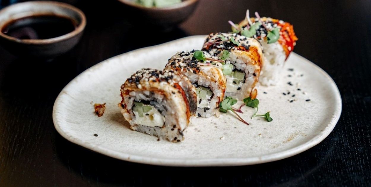 Sos sojowy, wasabi, imbir – jak używać dodatków, żeby podkreślić smak sushi?