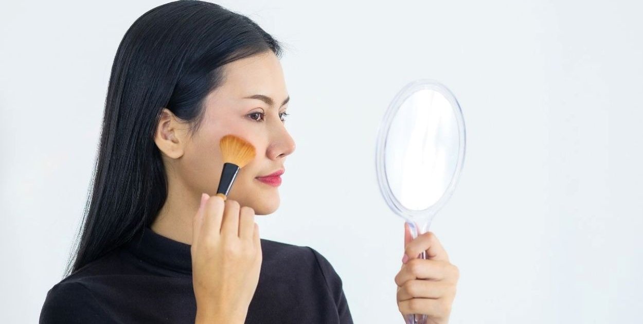 Co to jest tint? Jak stosować taki kosmetyk?