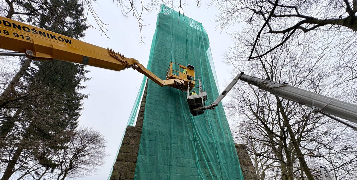 Zabytek się rozpada. Ruszyły prace przy wieży Bismarcka