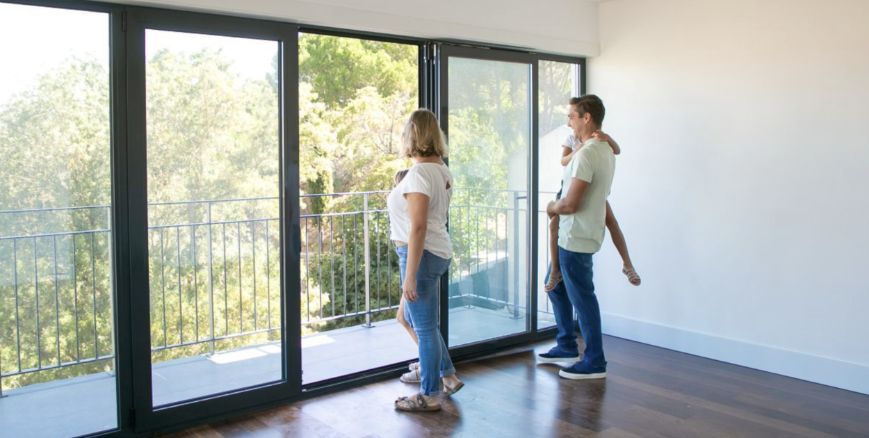 Prywatność bez zasłaniania okien – jak działa efekt lustra weneckiego w nowoczesny