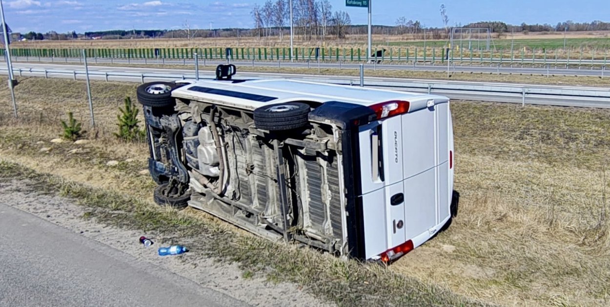 Zjechał z drogi i runął ze skarpy. Groźnie przy węźle S11