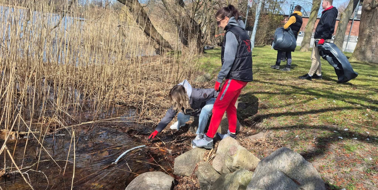 Jedni śmiecą, inni sprzątają. Wodniacy ruszyli z workami
