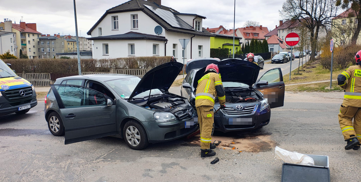 Zderzenie dwóch aut na skrzyżowaniu. Jedno nie ustąpiło pierwszeństwa