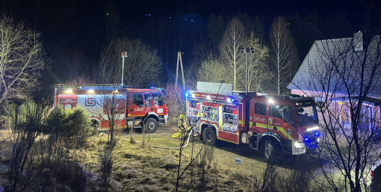 Nocny pożar w gminie Grzmiąca. Ogień strawił budynki i samochód