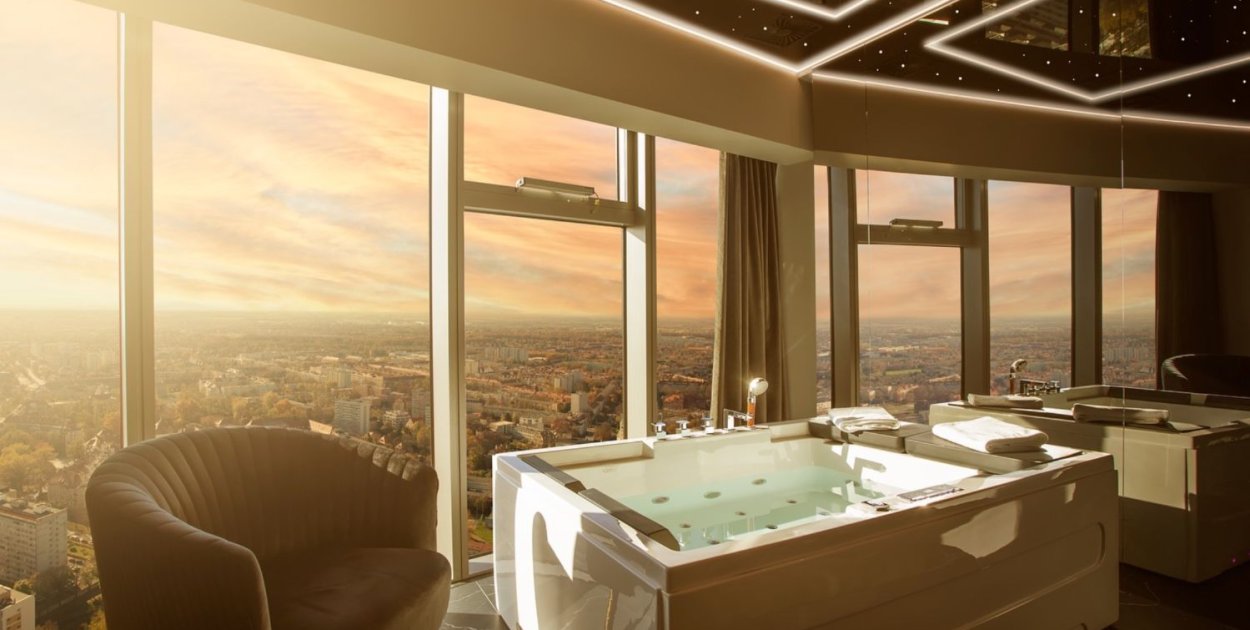 Luksusowy nocleg we Wrocławiu z widokiem na miasto – dlaczego Sky Tower przyciąga