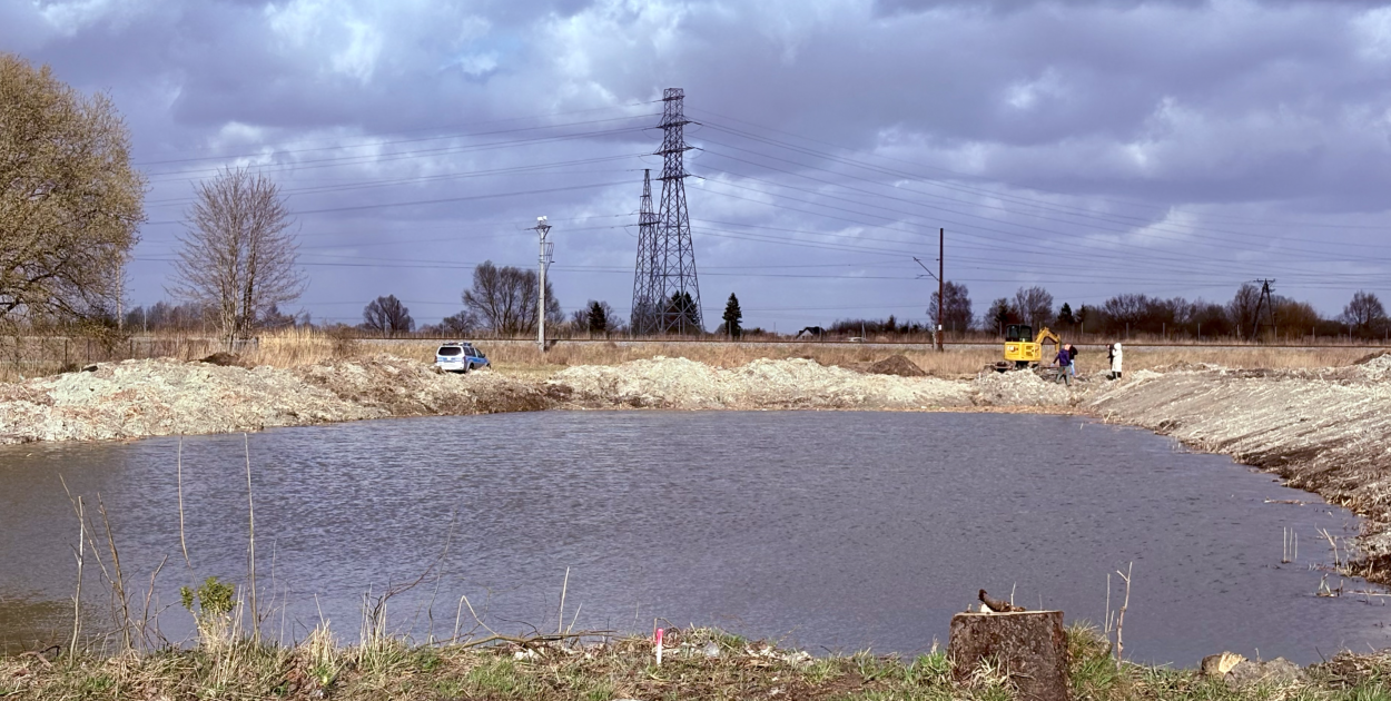Ludzkie kości i fragmenty ubrania nad stawem. Śledztwo trwa