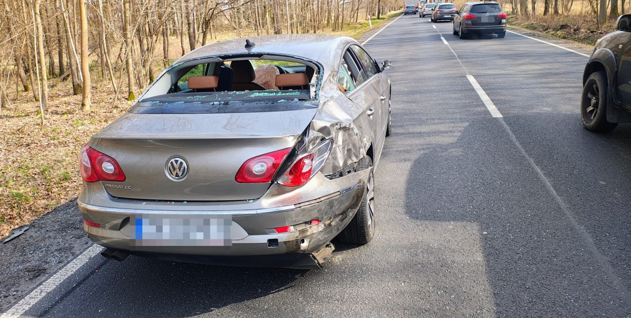 Zderzenie trzech aut na DK11. Błąd przy włączaniu się do ruchu