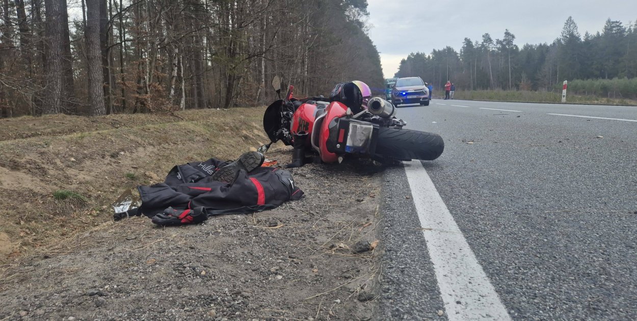 Koszmar na drodze. Zderzenie motocykla z samochodem