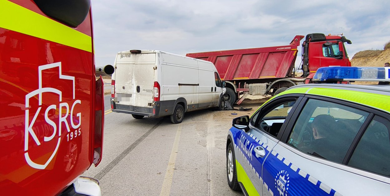 Zderzenie busa z ciężarówką na S11 pod Szczecinkiem.