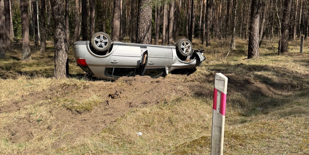 Dachowanie na DW201. Opel zjechał z drogi pod Czarnem.
