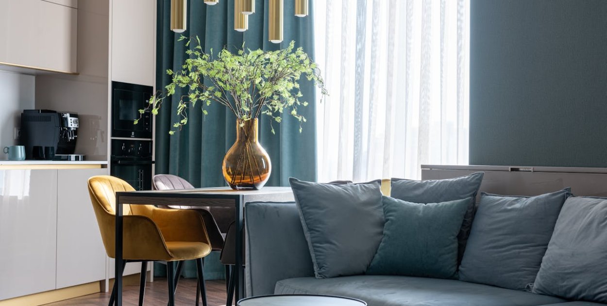 Jak pogodzić salon z sypialnią? Kompletny poradnik aranżacji wnętrza 2w1